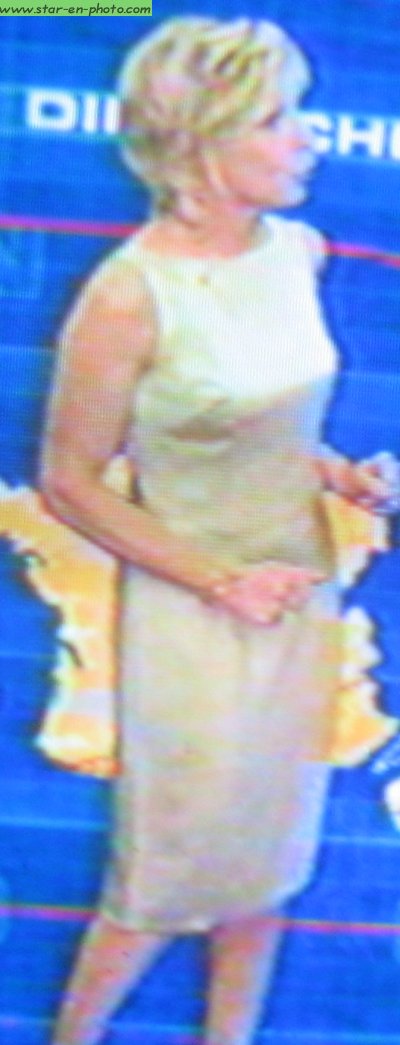 Evelyne Dheliat en robe jaune clair