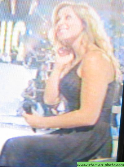 Lara Fabian assise en robe noire