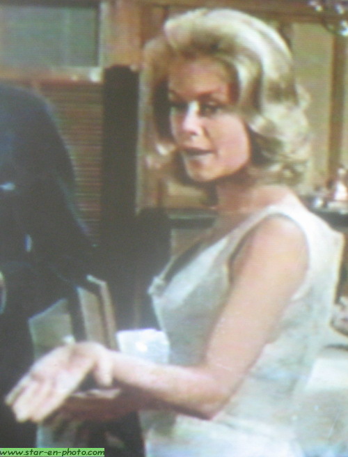 Elizabeth Montgomery main tendue