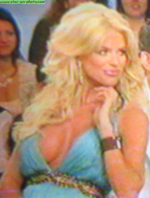 Victoria Silvstedt soutient sa tête