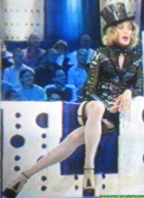 Arielle Dombasle jambes croisées