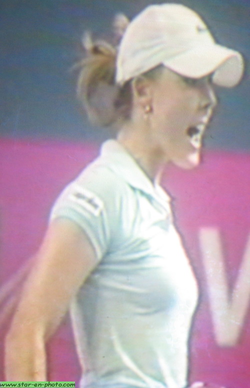 Alizé Cornet croque la balle