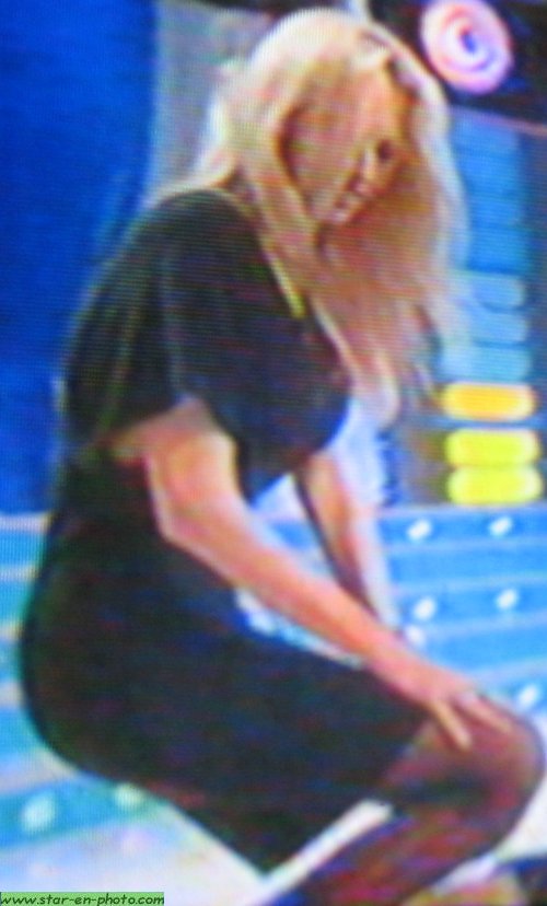 Adriana Karembeu s'assoit