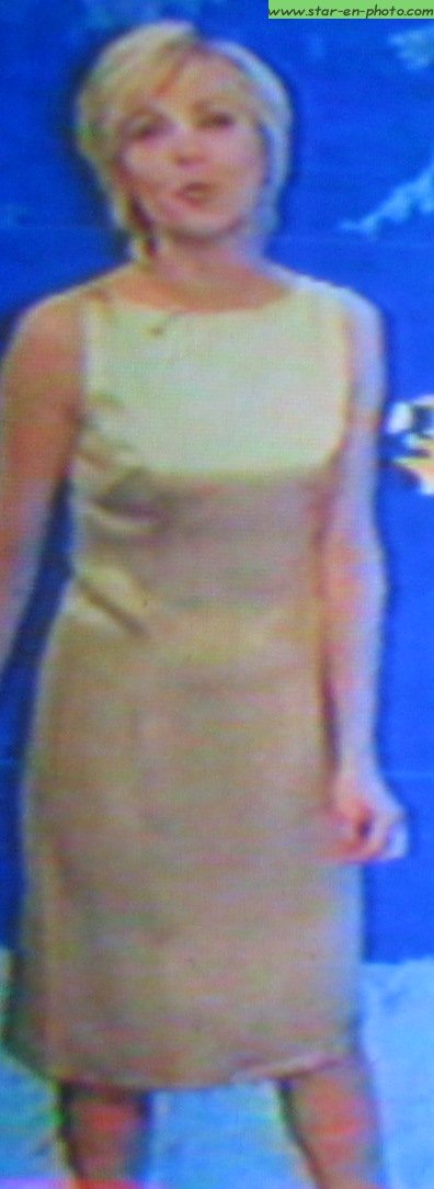 Evelyne Dheliat toute belle en robe jaune clair