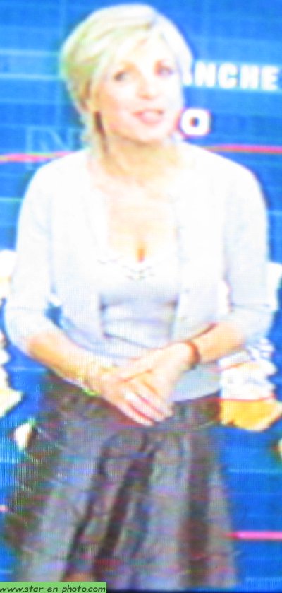 Evelyne Dheliat en jupe noire