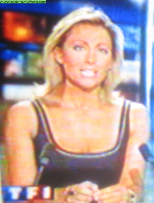 Anne Sophie Lapix en noir