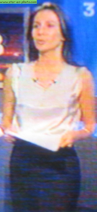 Marie Drucker debout